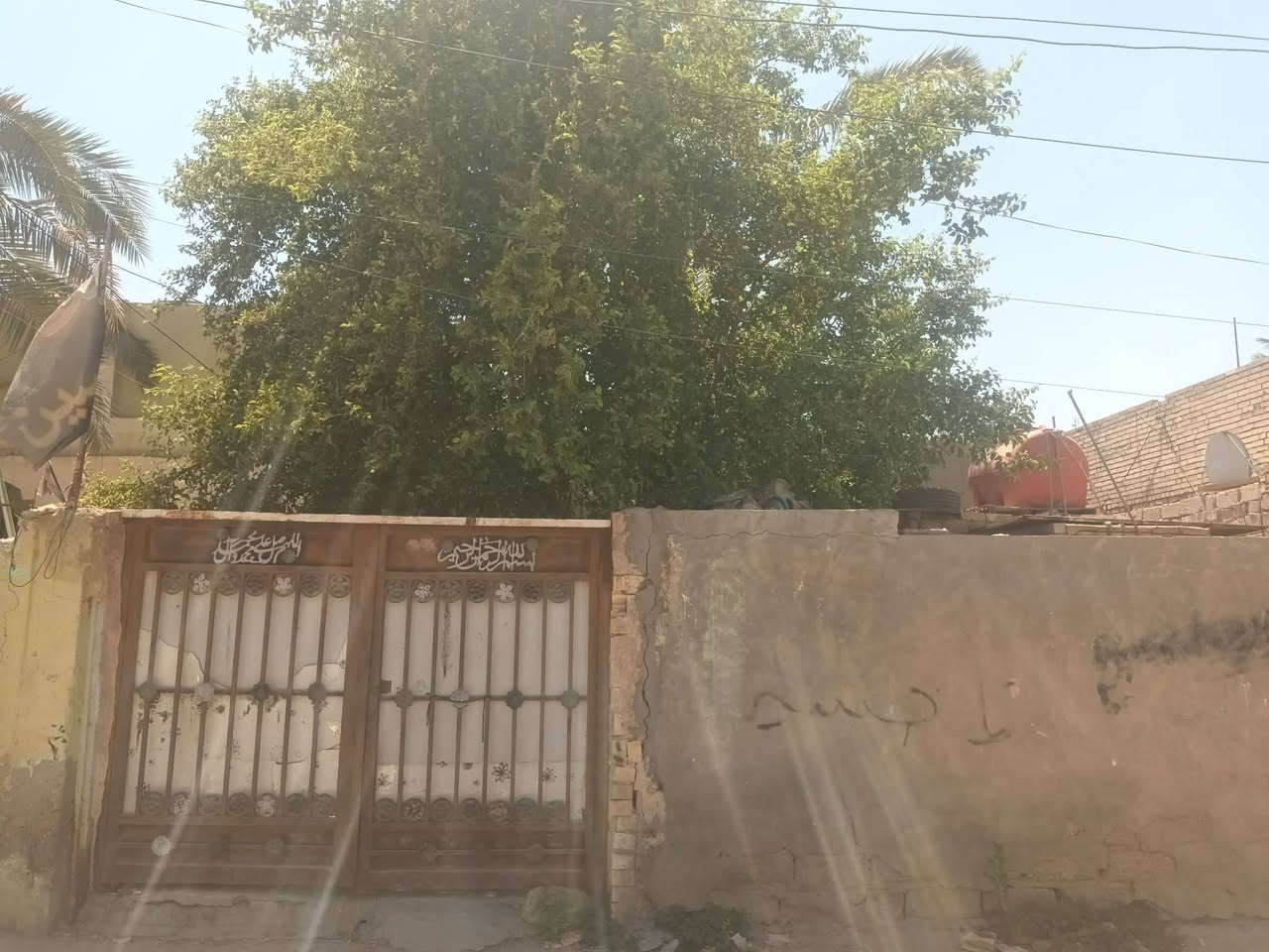 سلام عليكم دارين للبيع طابو صرف الموقع شارع السفينه خلف (ام كشه)
مساحت الدار الاول 240 
بناء قديم 

مساحت الدار الثاني 240 
استقبال 9×4
صاله 4×5
مطبخ بارد 8×4 
مطبخ حار 4×3
غرف نوم 4×5
ثانيه 4×5
غرفه خارجيه 4×4
طارمه تسع سيارتين

سعر الدارين 180 مليون قابل للتفاوض 

الاستفسار  ***********
