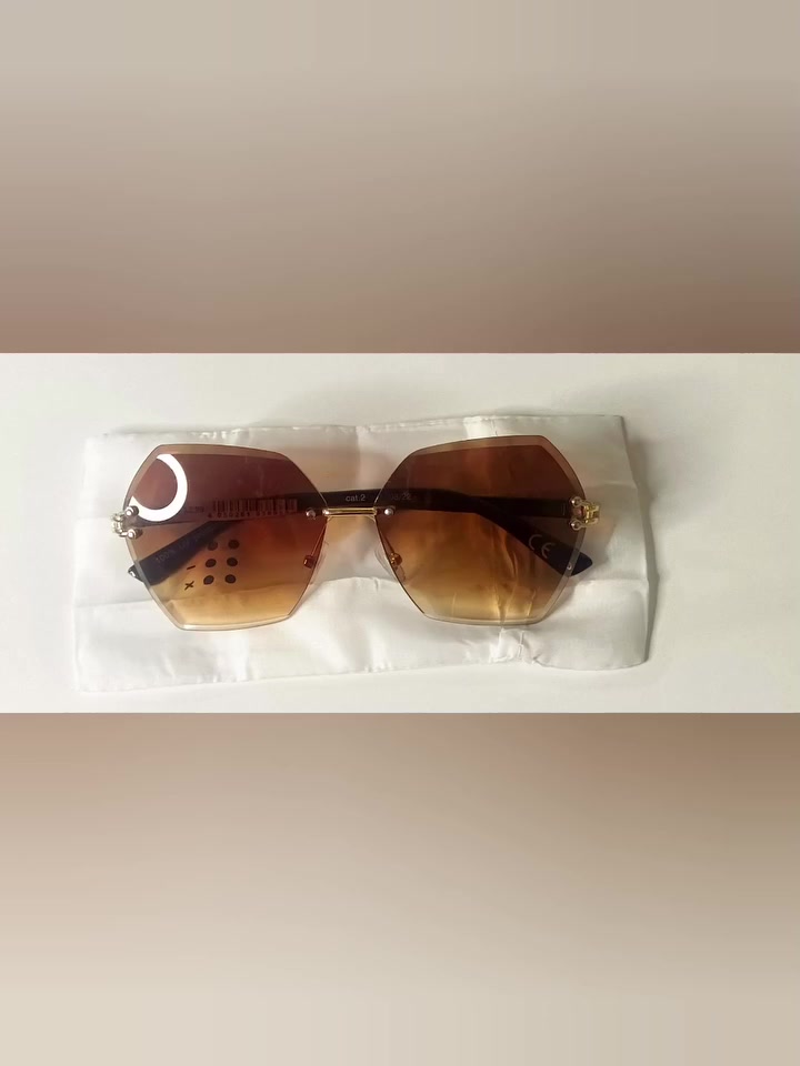 السلام عليكم مناظر اوربيةوامريكية مختلط مختمات تحمي العين من اشعة فوق البنفسجية بنسبه 100٪العدد 120قطعة احسبهن 100قطعة القطعة بالف ونص  ابيع شلع تواصل على الرقم ***********
