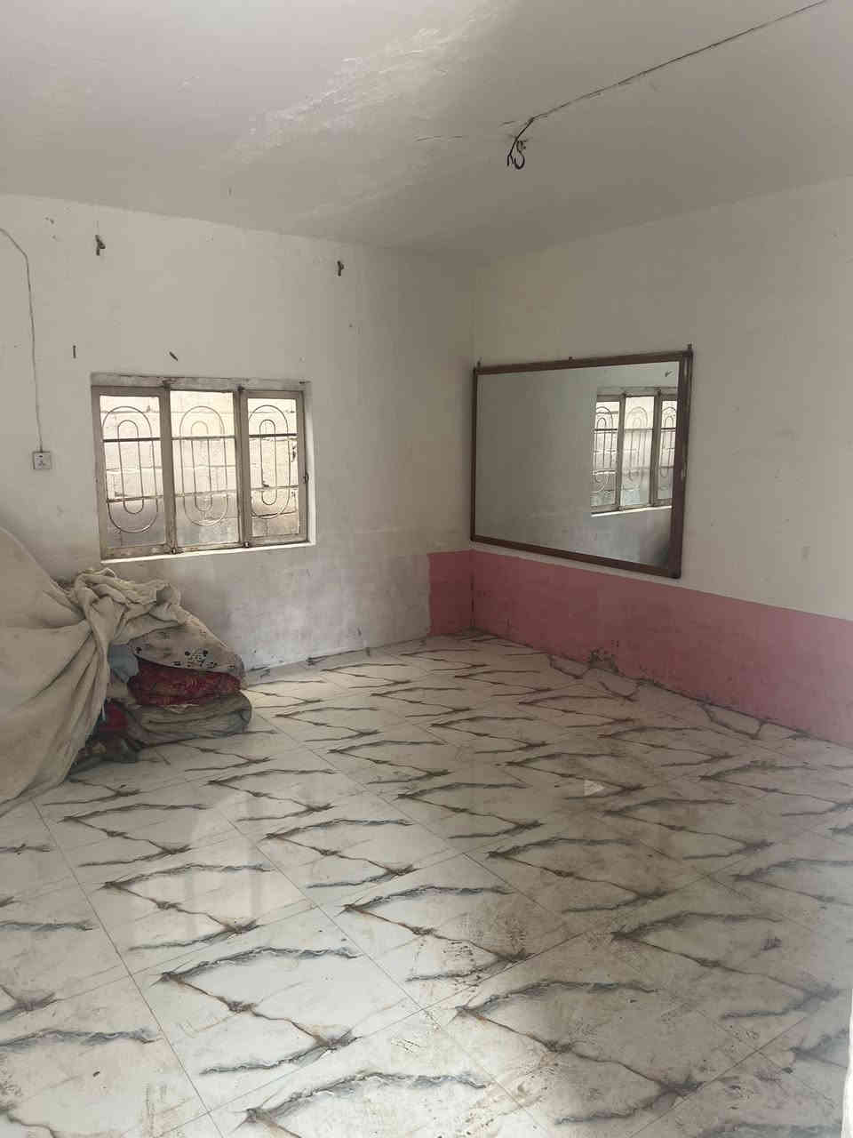 السلام عليكم
بيت اصلاح زراعي بي ورقه تطويب ولازمين سره
المساحه ١٦٠ متر
البكرلي الرابعه شارع ابو عادل 
غرفتين نوم مطبخ صاله صحيات خارجيه 
جاهز للسكن 
***********
السعر ٢٠
