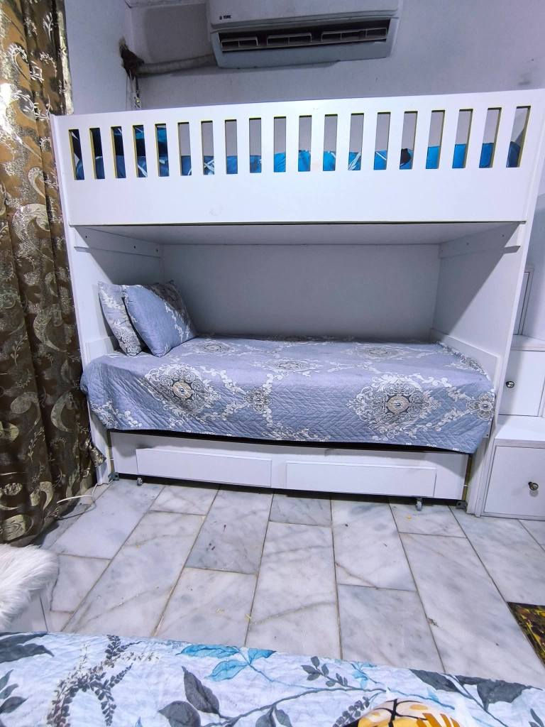 سرير تركي 3 طوابق نوعيه راقيه تفصال مفصلينه خشب ان دي اف داخله ايطار حديد للقوه والمتانه قياسه طول مترين ونص مع الدرج والعرض 85 العنوان كربلاء حي القادسيه رقم الهاتف *********** كربلاء, العراق
