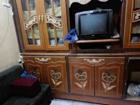 معرض قطعتين بوفيه الجوه وحده بابه موجود والتاج موجود بس ينشدن والمعرض باب عوزه جام فقط نضيف وتفصال الثقيل الخشب السعر ١٣٠ مكان حي اريدو الشراي يتصل ***********
