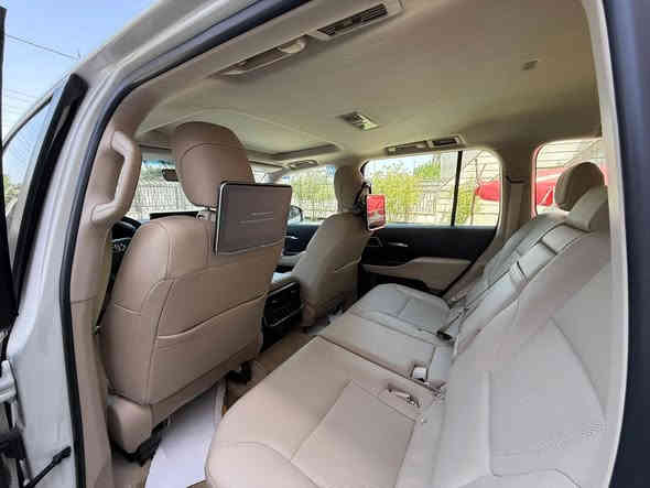 لاندكروز  GXR 2023

 السياره ماشيه (8000)   وكالة SAS 
بعدها بلضمان 

مغلفه بشركة.   ppf

رقم بغداد تحويل مباشر 

محرك  توين توربو 

فول مواصفات
1 حساس امامي خلفي
2  شاشه حجم كبير. + شاشات خلفيه
3 شاحن موبايل   وايرلس
4جنطه كهرباء (شفط)
5داخل جلد بيجي 
6ويل كروم
7 كراسي كهرباء
8 اشاير  جانبيه 
9 زراك لايت
9تشغيل عن بعد
10 فور ويل 4X4
 11فول تحكم ستيرن
12دشبول صاجي
وبعد بيها مواصفات هواي.

السعر 725 ورقة 

مكانها /بغداد حي الجامعه

هـ/***********
