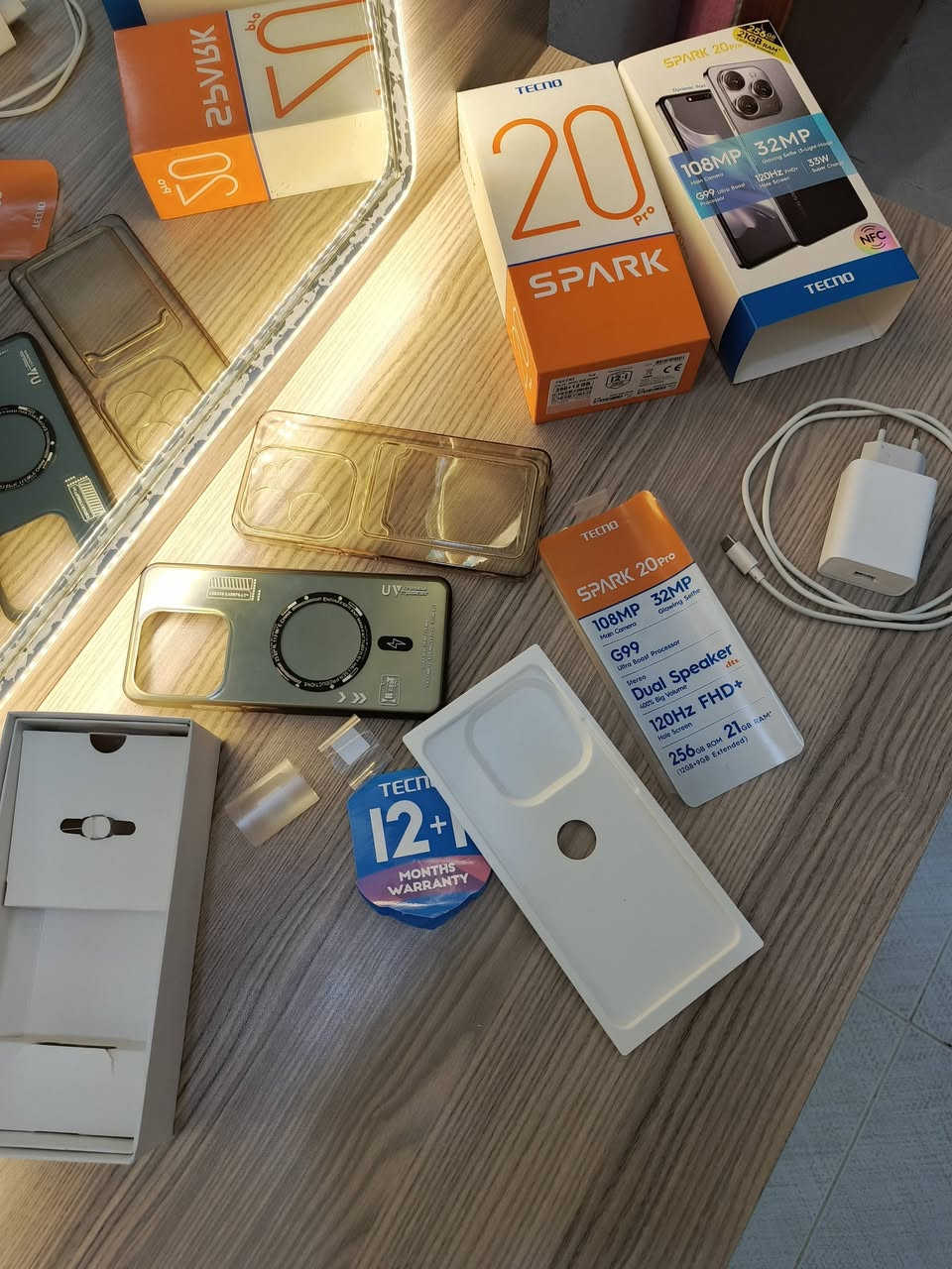 مبايل للبيع اسم الجهاز Tikno spark 20 pro مستعمل ولكنه نضيف جدآ جدآ مابي اي عيب مواصفات..
1/معالج G99
2/ذاكرة 256 
3/رام 21
4/كاميرا خلفيه 108 ميكابكسل
5/بطارية 5000
6/كاميرا أمامية 32 ميكا بكسل 
7/شحن سريع 33W
8/ كلشي بلادي شحن وكابل بلادي اصلي  
اني اشتريته ب 265 الف اني ابيعه 200 الف وبيه مجال شوية الي مو شراي لايدوخني الي شراي يجي رأسن على واتساب او اسيا ***********
