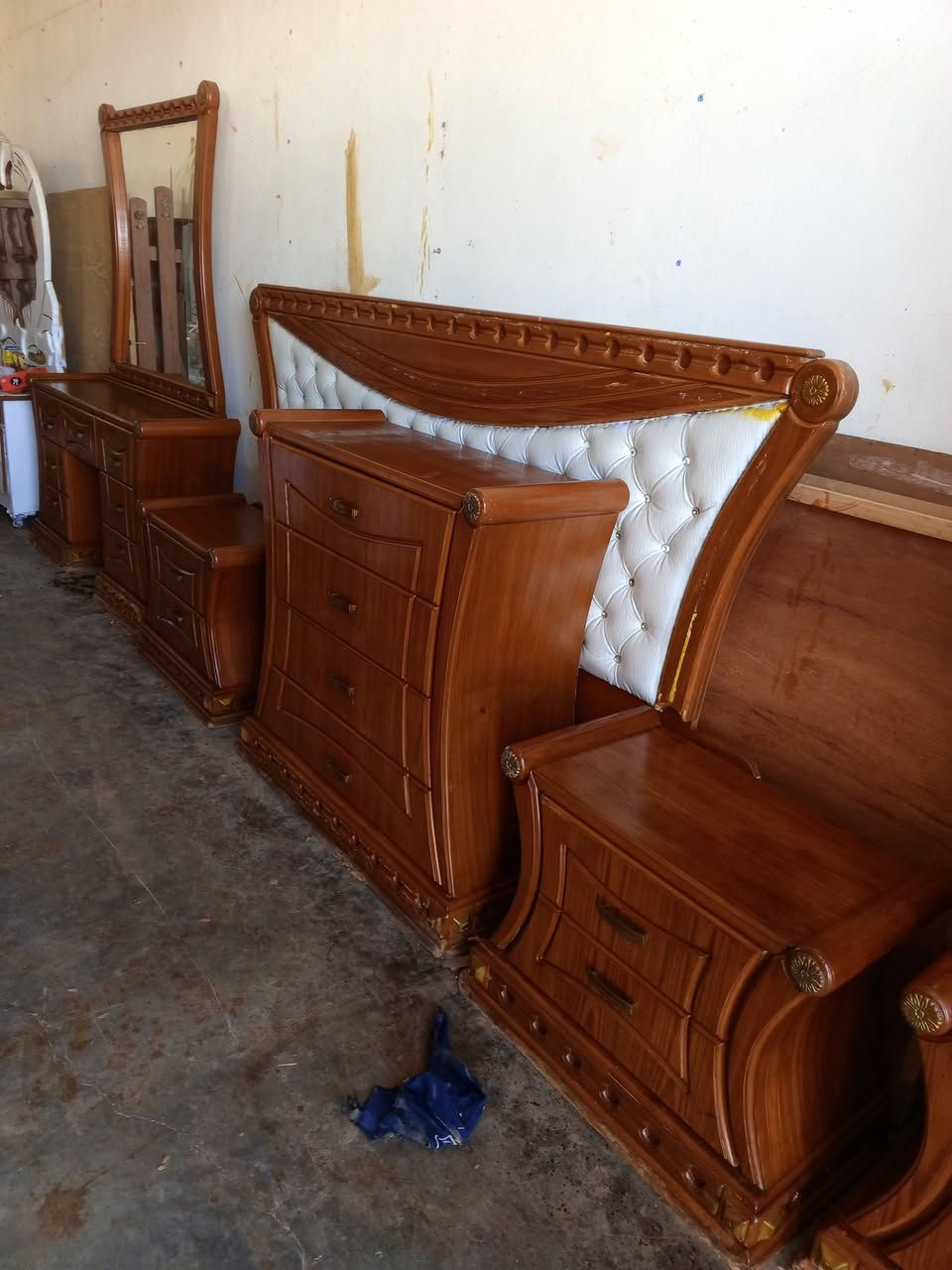 يوجد لدينا غرف نوم صاج عراقي فول نظافة العنوان قريه صدر النهر الشارع العام أي استفسار خاص او اتصال (((***********))))
