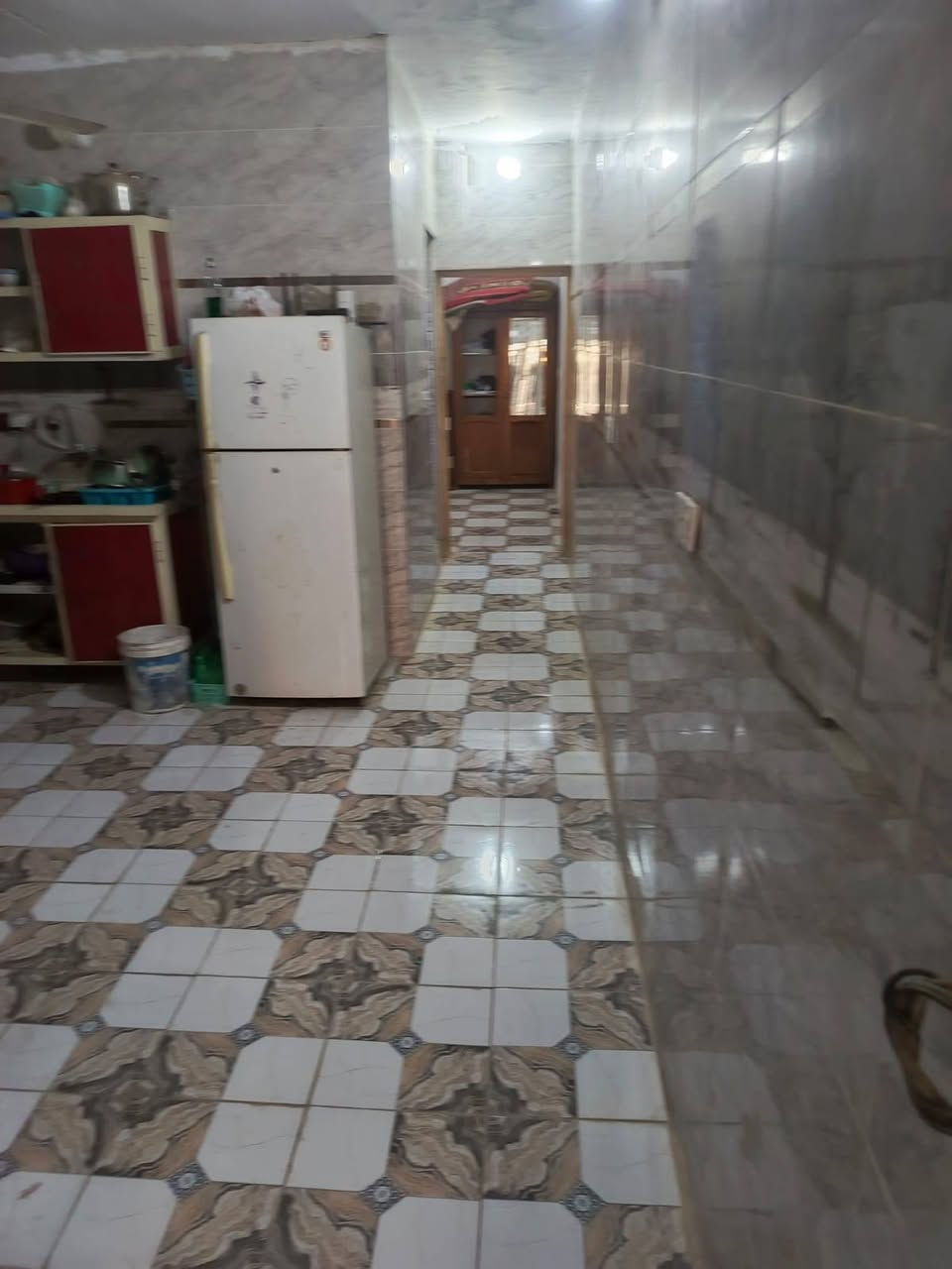 السلام عليكم بيت ١٠٠م للبيع نوع العقار سند اصفر المكان حي البساتين حي السلام قريب علة الضباط طابق ونص الطابق الارضي كامل من الداخل يحتوي علة غرفة وحمام وترك ومطبخ وستقبال وطرمة وصحيات خارجية يرادلة ترتيب من الخارج والطابق الثاني غرفة وبيتونة وصطح الغرفة والبيتونة مأسسة كهرباء يرادلهن بس جص وبياض سعرة ٥٨ وبي مجال حك الجية للستفسار الاتصال علة الرقم وبي واتساب ***********
