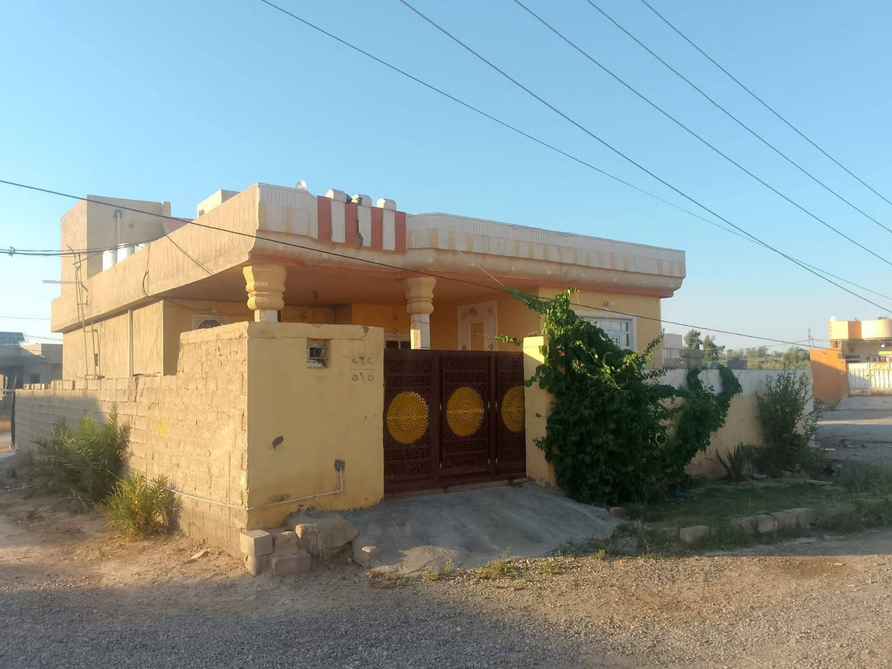 السلام عليكم يتوفر دار للبيع
في حي الجمعيه 
طابو ملك صرف 
المساحه 250متر
4غرف نوم
هول 
استقبال 
مطبخ 
خارطه مميزه 
السعر مناسب للاستفسار الاتصال  على الرقم 👇
***********/***********
