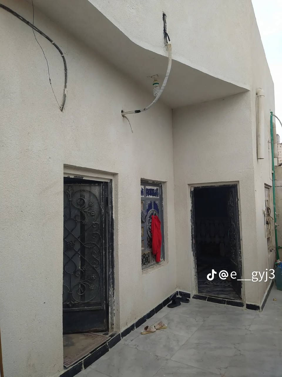 #اسعد_الله_اوقاتكم_بكل_خير⁉️👋 
#البصره 
دار للبيع 
مساحه 180
البهادري مقابيل نزلت بني سأله 
طابو زراعي عراقي سند 25 
وكاله و نسخ من طابو و مكاتب 
غرف نوم عدد 2
ديوانيه 
صاله 
مطبخ 
صحيات 
بناء بلوك 
شارع 8 م 
ماء كهرباء مدارس نت 
السعر 68 و بي مجال 
هاتف ***********
