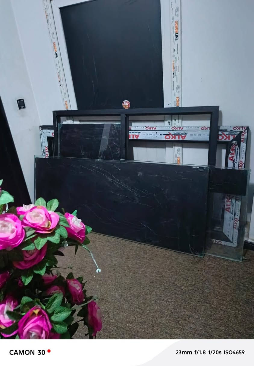 السلام عليكم عندي باب وشباج المنيوم جديد الباب محصن وبي كيلون ابو الحاسبة مع كارت رمز سري وجام محصن للبيع اريدة ١٠٠٠ دولار علمن كلفني ٢مليون الشراي يتصل رقمي ***********بغداد البلديات
