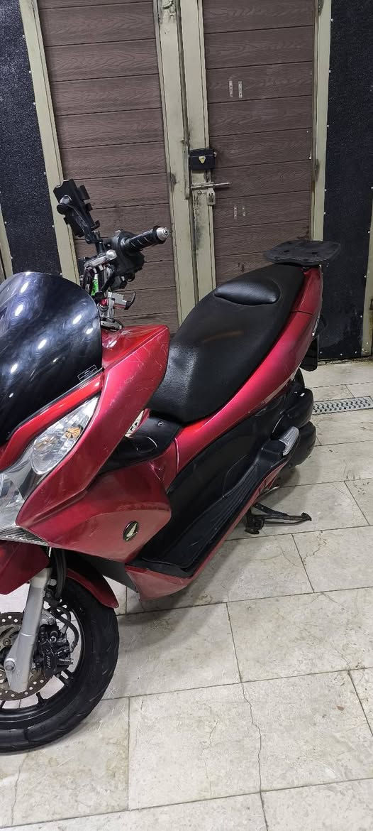 سلام عليكم pcx جيل لاول ياباني الدراجه مكفول ما عد الشخوط الموضح بالصور السعر1400 مدينه الصدر لانتصل***********
