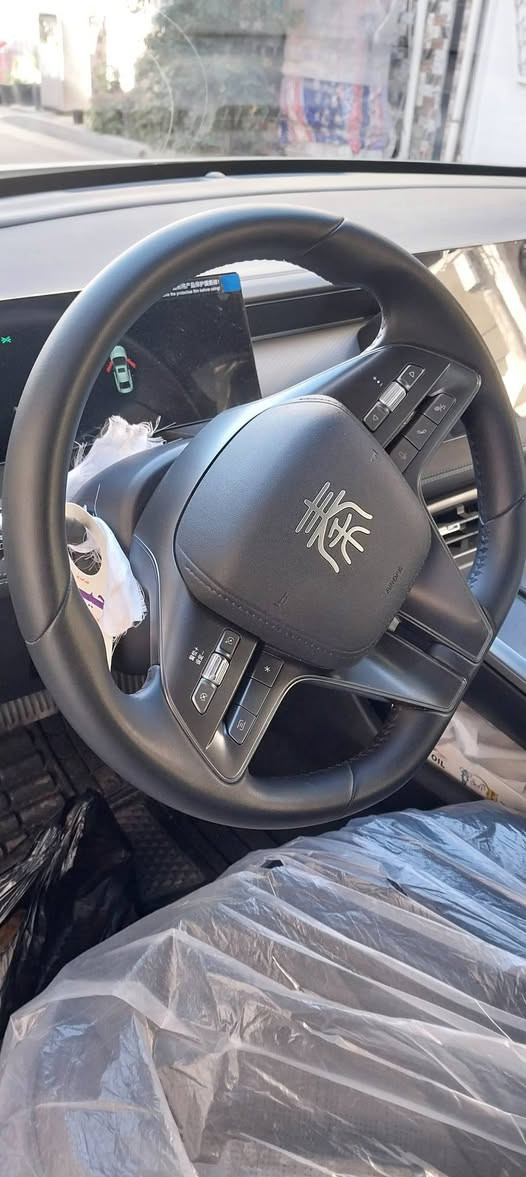 Qin plus موديل 2025 
مكفولة كفالة عامة حتى من زلغ
زيرو ماشية الفين 
مرقم بغداد باسمي تحويل ثاني يوم . 
برامج كاملة كار بلي يوتيوب ويز شاشة معربة . 
كاعيات حاطلها اصلية وغراضها كاملة شاحنة اصلية وطفاية ومنفاخ ومثلث وعدة .
انارة داخلية محيطية لدات متغيرة 7 الوان 
بالعافية على ياخذها . مكاني بغداد - صليخ 
السعر 19 مليون ونص وبيها مجال للطيبين 
للاستفسار  *********** .
