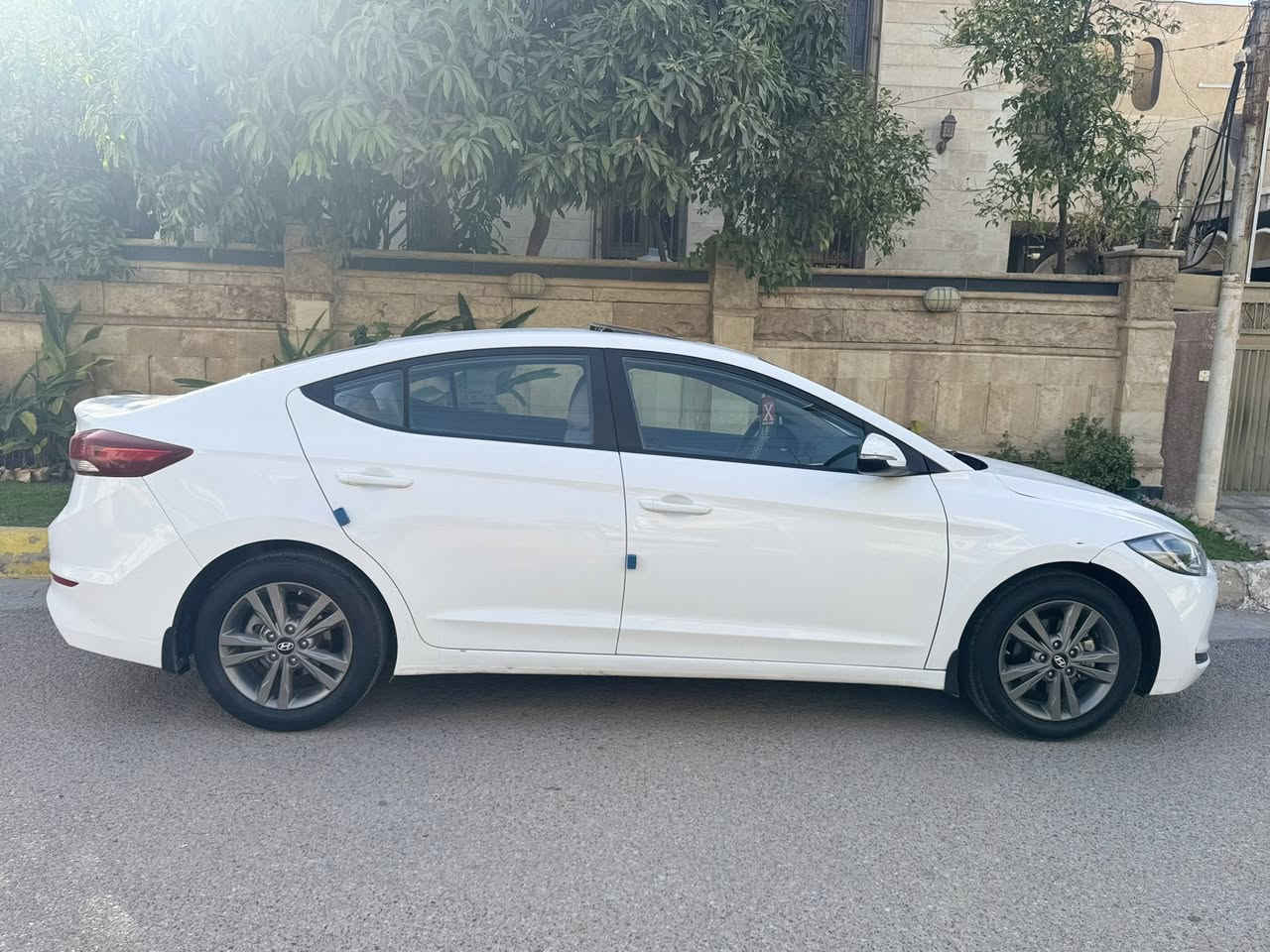 السلام عليكم النترا  2017 خليجي
فول مواصفات 1/1 عدا البصمة
السياره بيه ربع الباب صبغ والباقي مكفول من الصبغ والتبديل 
رقم سليمانيه انكليزي الجديد تحويل شرط 

مكينة 2000 دوش 
فتحة سقف سلايد 
تحكم ستيرن 
شاشة أندرويد 
 كاميرا   خلفي 
قطعتين تبريد 
حاكية و بلوتوث 
حساس أمامي
حساس خلفي
لد نهاري أمامي 
ويل كب كروم 
مري جانبية كهرباء + اشاير 
مود درايف ( اقتصادي و رياضي ونورمل )
العنوان بغداد 
الشراي يتصل ***********
السعر 135بيهً مجال
