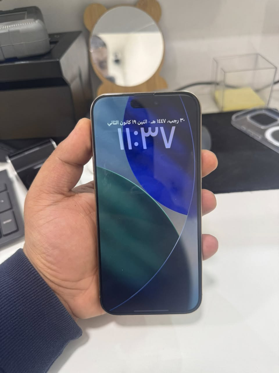 عندي 16pro max 
نموذج M 
ذاكرة 256
الجهاز مابي شخط ومكفول 
ضمان ماستر 
بطاريه 92
مشحون 340 مره  
السعر 1,300,0000
وبي مجال بسيط للشراي 
***********
