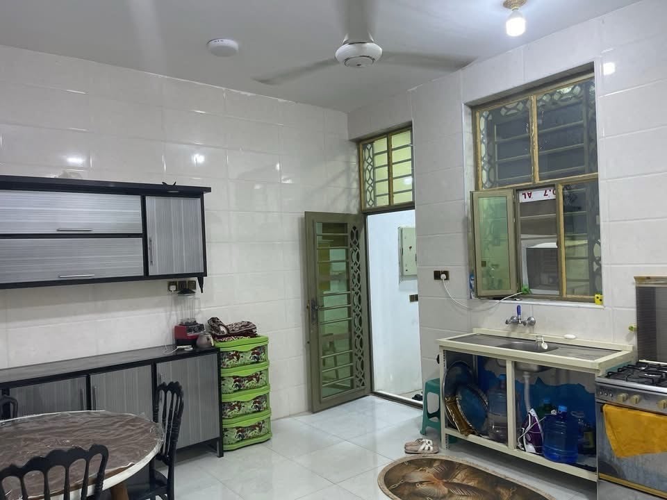 دار للبيع المساحة 200م
في 6 كيلو قرب ماركت زنبيل 
طابو صرف بأسمي 
الوجه 10 والنزال 20 
يتكون من كراج واستقبال وكيلدور 
وصالة كبيرة ومطبخ وغرف 2 ومناور 2 وصحيات داخلية وخارجية 
البيت جديد بناء سنة 2023 
للاستفسار الاتصال على الرقم *********** متوفر واتساب 
السعر 110 
البيع نقد فقط