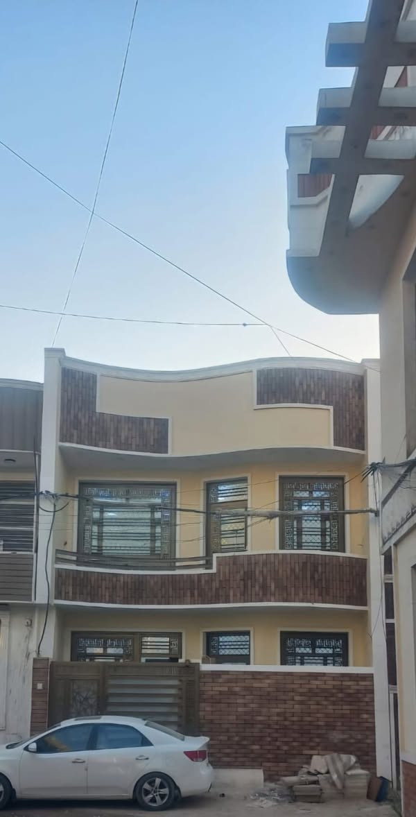 🏡دار جديد للإيجار (بناء حديث - اول ساكن)
📍 الموقع:
-خلف كلية صدر العراق، في محيط الكاظمية.
-المساحة: 105 متر.
-التصميم: يتكون من طابقين ونصف.

🔹 تفاصيل البيت 
الطابق الأرضي:
-صالة كبيرة وهول.
-غرفة نوم نظام سويت (مع حمام داخلي سيراميك).
-حمام عام سيراميك.
-مطبخ سيراميك يحتوي على ساحبة صاروخية، مع منور يصلح أن يكون مطبخ حار مع حولي.
-طرمة عند دخول البيت (تحتوي على ماطور ماء، وجزامة، ومكان مخصص ومؤسس لقناني الغاز داخل الحائط).

📎الطابق الأول (فوق الأرضي):
-3 غرف نوم (واحدة منها نظام سويت، وغرفتان تطلان على البلكونات).
-حمام عام ثانٍ فوق الأرضي وحولي.

📎الطابق الأخير (النصف طابق):
-غرفة النوم السويت مع الحمام الداخلي.
-غرفة خاصة لغسيل الملابس سيراميك.

🛠️ التجهيزات والخدمات المتوفرة:
-البيت مجهز بالكامل بـ (ماطور ماء + خزان ماء + سخانات عدد 2).
-مفرغة صاروخية عدد 2.
-يوجد مكان تأسيس جاهز للسبالت في كل غرفة من غرف البيت.

📞 للتواصل والاستفسار:
-رقم الهاتف: ***********
(يرجى الاتصال مباشرة أو التواصل عبر الواتساب)
