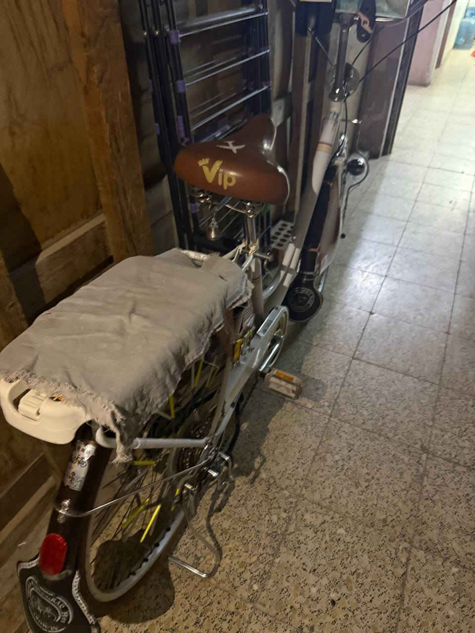 سلام عليكم باسكل للبيع مال رنبه نضيف لون ابيض تايرات ابلاديه جاملاغات ابلاديه موديل حديث بعده حجم٢٦ابو الكير ٦نمر حساس امامي لايت حساس فول نظافه شوفت عينك باسكل كامل مكمل مابي اي نقص الي يفيده يتصل على هذا الرقم***********مكاني بغداد الرصافه
