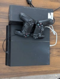 بلاي ستيشن ٤ • ذراعين تحكم • حالة زينة