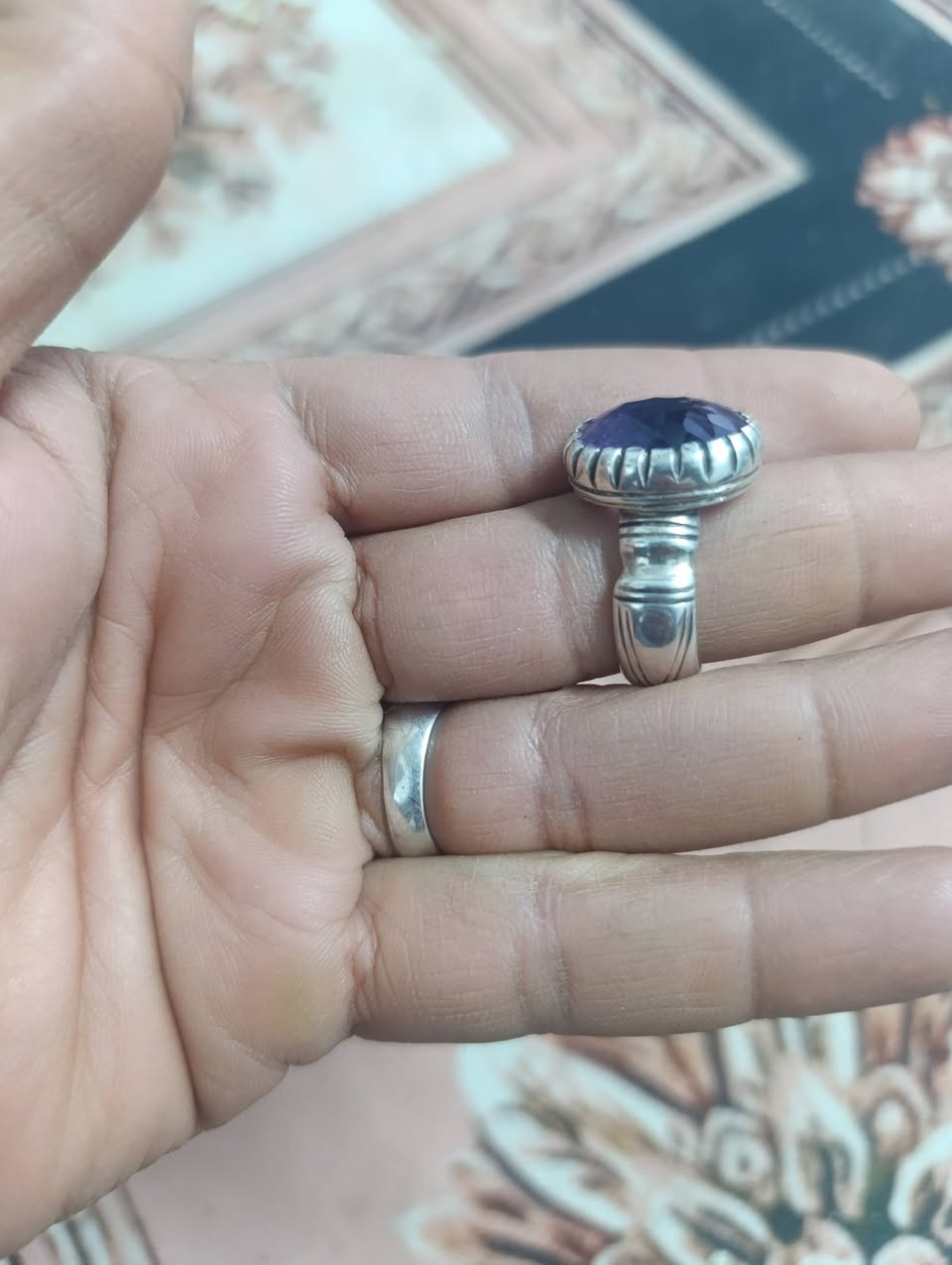 خاتم من حجر الجمشت الأفريقي الطبيعي لون الأجواني جميل
صياغه يدويه عراقيه ثقيلة وجميلة فضه عيار ٩٢٥
التواصل ع الخاص او الاتصال على الرقم ***********
