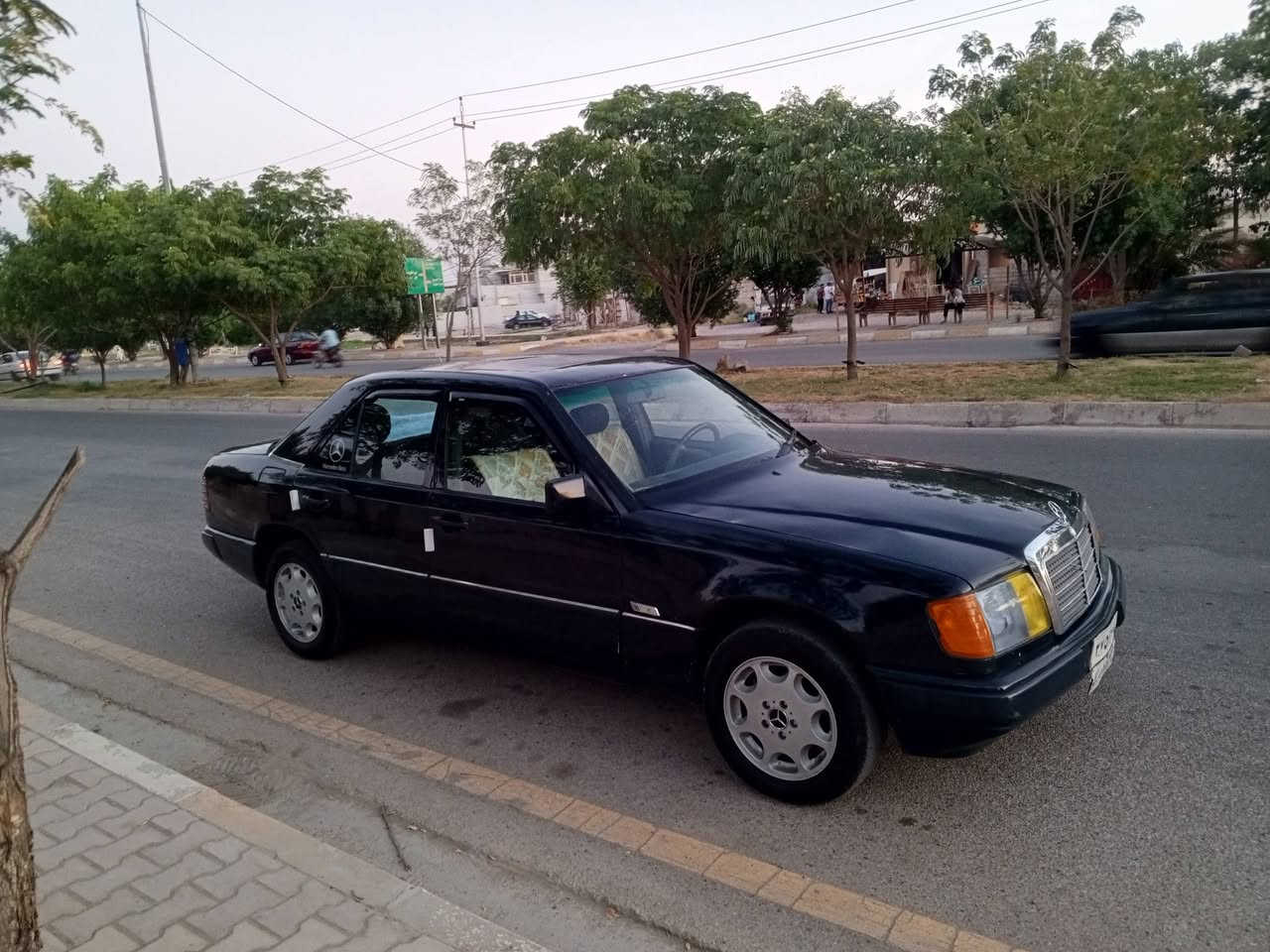 سلام عليكم
مرسيدس E300
موديل 1985 محدث داخل و خارج 1992
مكينه وكير بطه 3000 ديلكو 
مصبوغه عام جماليه سياره جاهزه 
سعرها 44 وبيها مجال مكاني ديالى جلولاء 
‏‪***********‬‏

