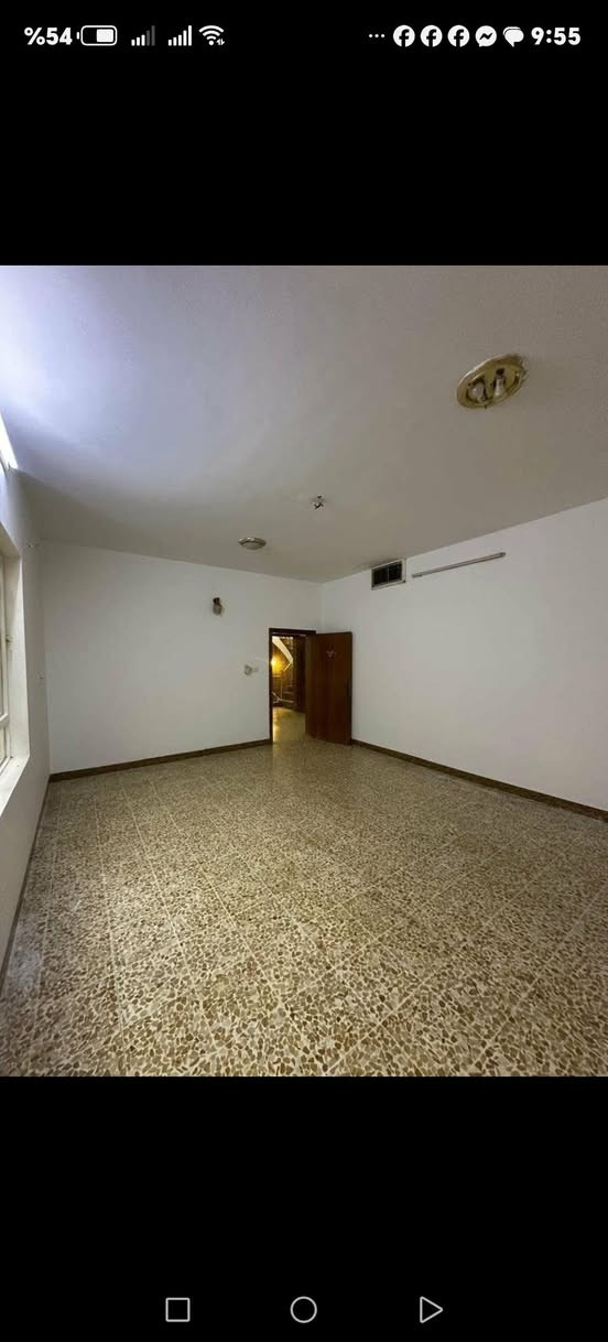 دار للايجار المساحه ١٠٠متر ١٢٠متر المحتويات ٣غرف نوم صاله مطبخ خدمات حولي كراج مدخلين بناء نظيف عنوان الدار حي الشباب المربع الذهبي ***********. *********** مكتب مينا للعقار يوجد لدينا عروض آخره..
