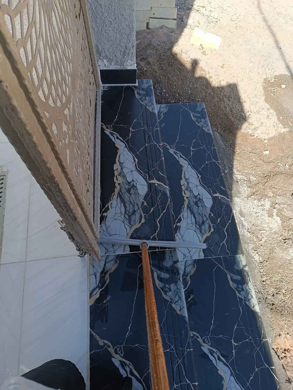 بيت.للبيع تجاوز 100متر طابق اونص منطقة حي البساتين مدخل المنطقة الي مقابل محكمة الشعب جامع المرتضى اول فرع على اليسار بدايت المنطقه استقبال.حولي غرفه نوم جوة . حمام 
طابق ثاني سكف سندويج ضد الحريق غرفة نوم.حولي حمام سطح 
إخوان مكلف بنشر رقم ابوالبيت ***********.يبعد على تقاطع الصحه 3دقائق مشي
