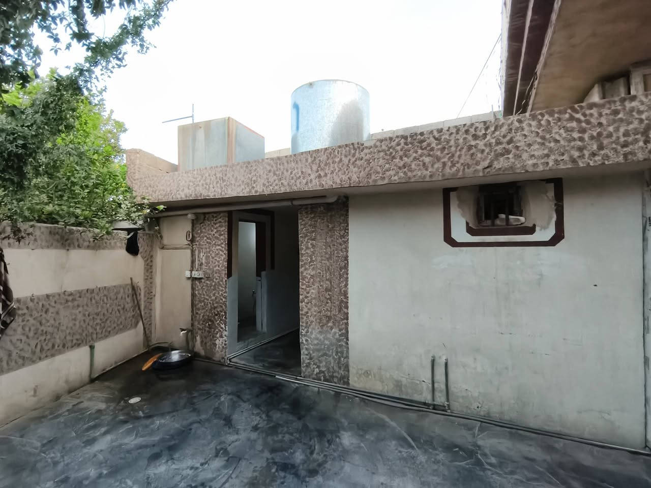 بيت للبيع في جلولاء معسكر قرب الاطفاء
مساحة 400متر 
خطين مي 
مع قطعه خلف البيت 10X4
2غرف نوم 
استقبال 
مطبخ حار وبارد 
كراج سيارة
السعر خاص#


**إذا كنت صاحب هذا الإعلان وتريد حذفه لأي سبب، رجاءا أرسل رسالة إلى الدعم الفني**