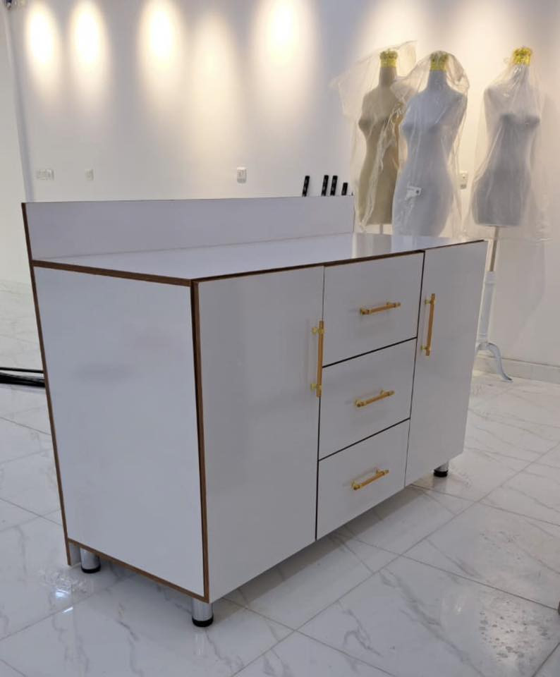 السلام عليكم…. فاترينات عدد 2 وميز أرضي عدد 2 وميز مكتبي عدد 1 جديدات كلش مثل الصور السعر 300 للتواصل ***********
