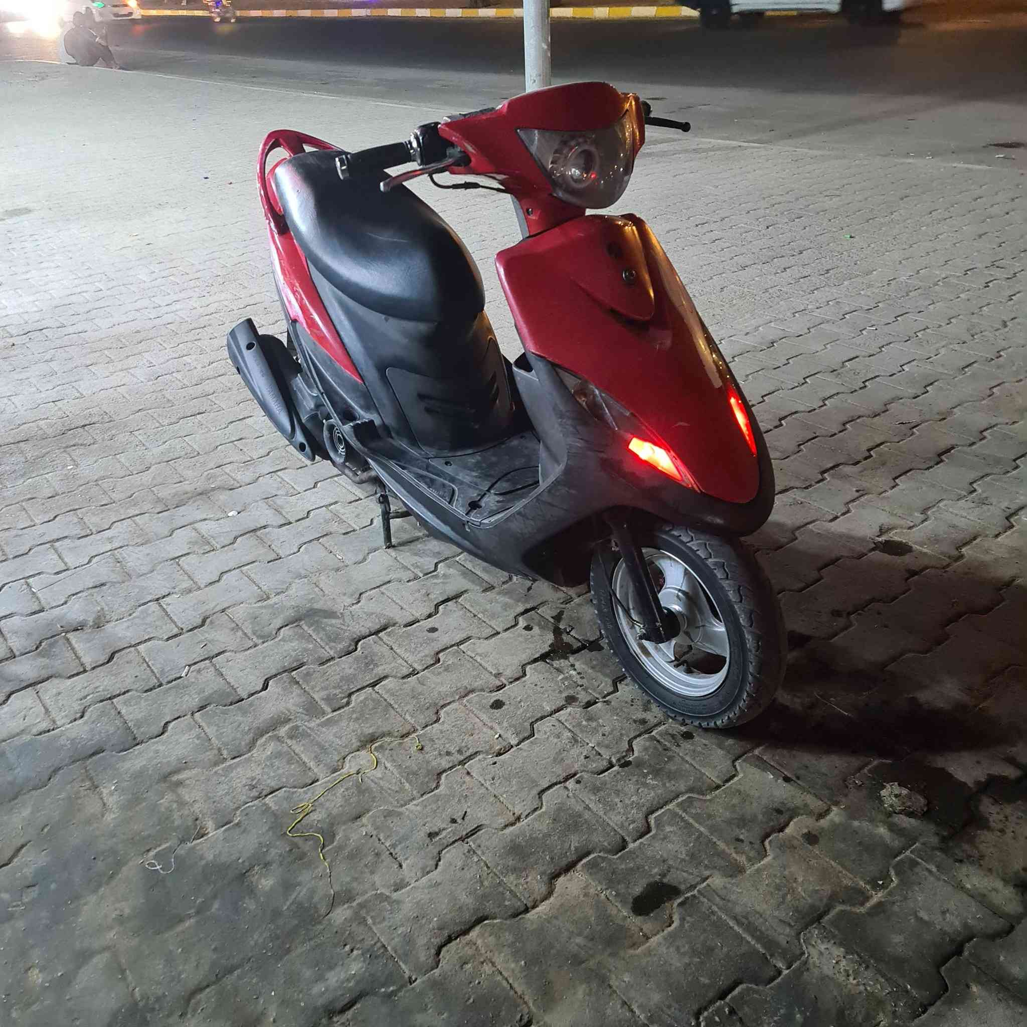 السلام عليكم دراجه ماكس عدله للبيع 
مكينه بلاديه ما مفتوحه بوشه49 شلعه معدل تطلع بيها وتشوف
سلف كهربائياتها كلها شغاله هندر بلاديه كلها تايرات جدد يدات ستيشن رياضي نعومه المكينه ما تنسمع اشاير لايت عالي ناصي وير خلفي رياضي ولبلادي موجود السعر 675  وبيها مجال للطيبين رقمي بي واتساب ***********
