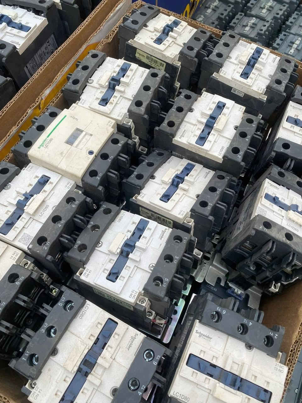 قواطع بالة جميع انواع أمبير من 70 امبير الي 900امبير
كوندكتر 100امبير لي 900امبير موجود

اسعر مناسب
جمله و مفرد
***********
