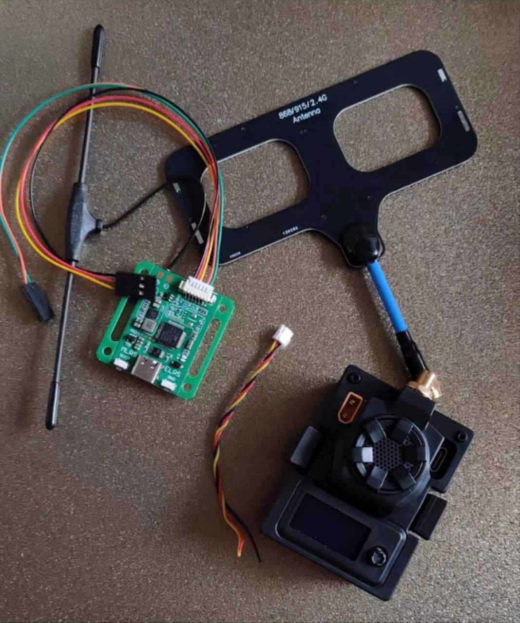 حل متكامل لنقل البيانات والتحكم عن بُعد بتكلفة منخفضة. يتميز بمدى فعال للتحكم عن بُعد ونقل البيانات يصل إلى 50 كم، مع إمكانية اختيار الترددين 868 و915. يصل مدى التحكم عن بُعد ونقل البيانات إلى 50 كم في الأجواء المفتوحة ذات الارتفاع المنخفض (500 متر) أو الأجواء ذات الارتفاع العالي (2000 متر) مع وجود عوائق. يمكنك عرض البيانات عبر اتصال بلوتوث مع محطة أرضية حاسوبية. كما يُمكنه تحميل نقاط الطريق وتنفيذ عمليات أخرى للطائرة. يمكن توصيل جهاز الاستقبال المرفق بجهاز التحكم عن بُعد بالمحطة الأرضية للاستخدام المباشر دون أي تعديلات على الأسلاك. سعره منخفض جدًا، 240 دولارًا أمريكيًا فقط، شاملًا الشحن الدولي. نوفر خدمة التوصيل إلى معظم أنحاء العالم.


**إذا كنت صاحب هذا الإعلان وتريد حذفه لأي سبب، رجاءا أرسل رسالة إلى الدعم الفني**