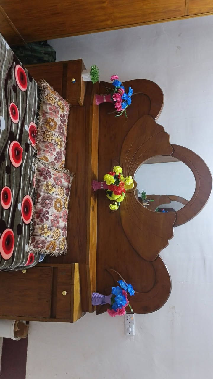 غرفه للبيع نضيفه مابيهه اي شي 
***********
