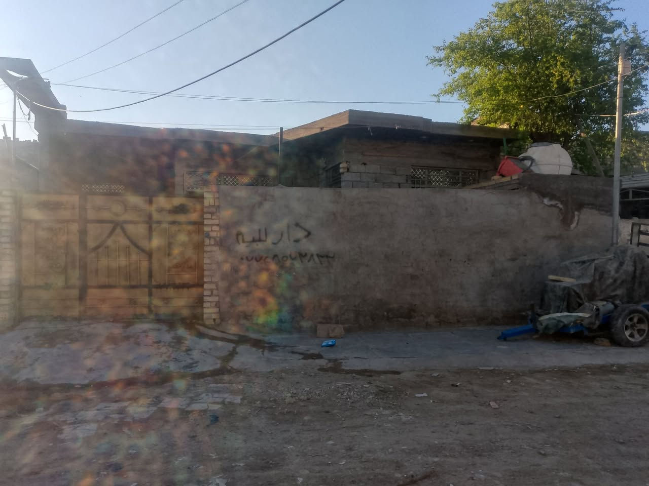سلام عليكم بيت 200متر كامل بناء حديت مسلح  نقص بس بيتونه يحتوي على كراج جبير وستقبال سبعه في اربعه ومطبخ حار ومطبخ بارد حمامات خارجيه وداخليه وصاله جبيره وغرفتين نوم ومناور اثنين المكان مجمع فدك قرب التجاره رقم ***********
