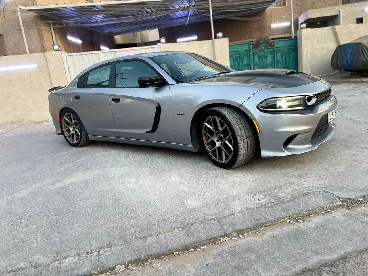 السلام عليكم
جارجر موديل 2017
اللون سلفر// آزتي 5700 
رقم اربيل بأسمي شخصياً 
ماشيه 100 الف مايل حقيقي 
تو ويل
بدوون ايرباك🧨 بدوون صبغ🧨

السياره عليهة منظومة غاز سيارتي عله ايدي ممشتغله خط وصرف كولش قليل 

عليهة كت srt  بنيد فافون اصلي اسود ابو الفتحه
الحادث جهة السايق باب وجاملغ تبديل
وبارد بيهة 3 مكانات 
وباب الخلفي عكس السابق مفتحوح من معدلي
غير المذكور اني لايوجد
كير محرك تبريد صدر جديد تايزات جدد
فقط بطاين الباب والدشبول مرفوعات يرادلهن كبس والجاملغ الخلفي بي رصعتين يرادلهن تعديل

السعر /167 وبيهة مجال شرط التحويل بياع شراي مابيعلك

مكان السياره(( بغداد/حي الجامعه))

اتصال ***********
