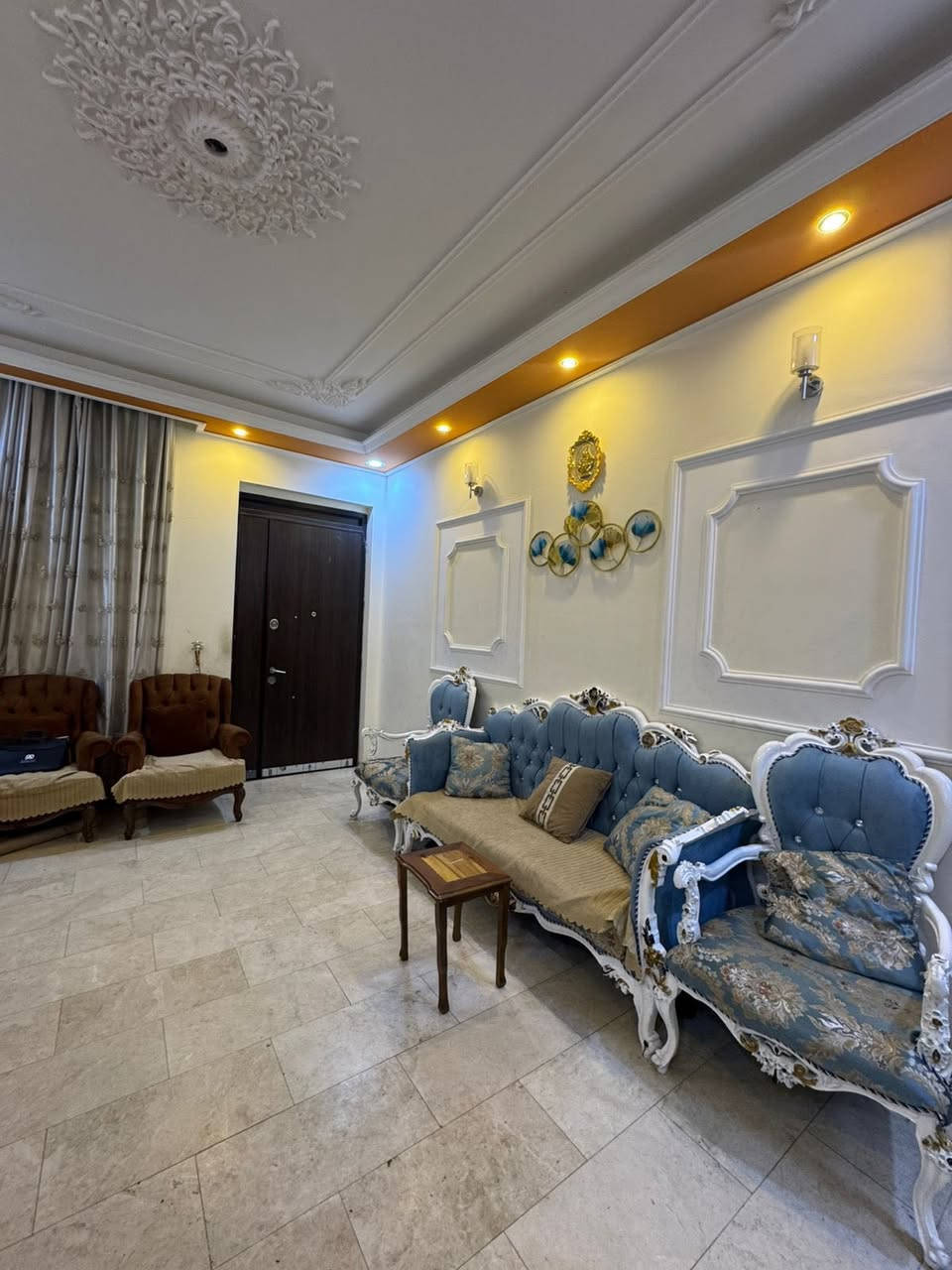 دار حديث للبيع في منطقة زيونة محلة 716
المساحة 96 متر
واجهة4.80 متر
طابقين 3 غرف نوم استقبال مطبخ حديث درجة اولى
شارع ورصيف عريض موقع سكني ممتاز
 للاستفسار *********** محمد الشمري
