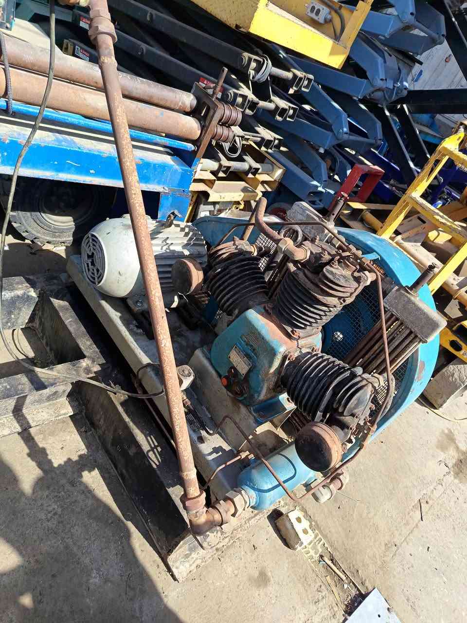 السلام عليكم كمبريسر هواء ألماني جديد لوك ماطور ١٥ حصان ويه الخزان كامله للاتصال *********** العنوان بغداد باب الشيخ كراج الحرباوي محلات النور
