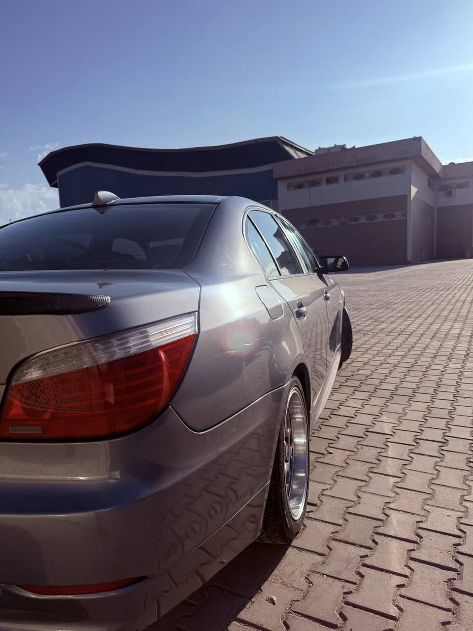 السلام عليكم
BMW e60 528.   N52    مودل 2008
فول مواصفات وارد أمريكي 
تحكمات ستيران كروس سرعه 
شاشه أندرويد اصليه c3
كير كوبرا اوتو عادي 
كهربائياته كله بلاد بدون جطل 
محرك نضيف جدأ بدون بخار ولا تنقيص ولا دوانز 
غرفته بلاد شركه جلد كنتاره + كهرباء وتدفه + بطين البيبان جلد 
ويل 2زايز بوس 
مري قلاب وإنارة المرايه الوسطيه اوتو دم 
تبريد أمام خلفي ثلج 
لد نهاري اوتو 
السياره التشغل بصمه 
فتحه بالقماره 

حادثه باب السايق ودوسه ضرر بسيط وربع من الجاملغ الخلفي 
شواصي ولغود وتكم مكفوله 
مصبوغه عام توحيد لون 
السياره بدون نقص  كله شغاله من محرك كير كهربائيات كامله 

رقم بغداد بسمي سنويه وهزه ورقم جديد 
ثاني يوم احولك 
مكان السياره بغداد الأعلام شارع البداله 
رقمي *********** 
السعر 115بيه مجال لشراي
