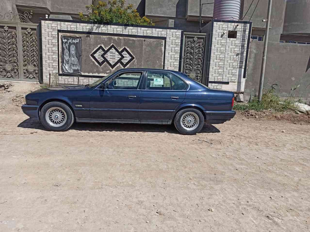 بى ام موديل 91 حجم 535 گير اتوماتيك السنوية منتهية السيارة مو بأسمي بس عندي وكالة عامة المداور يمي
موبايل ***********
6 سلندر
غرامات مال سياره 550 الف تنزل من سعرها
صبغ عام
محرك 730 
داخل جديد كشن جلد
تخم جديد 
السيارة بيها ضربة واضحة بالصور فقط هاي ضربتها شبر من الجاملغ والبنيد شبر
سعر 57$ ورقة وبيها مجال
