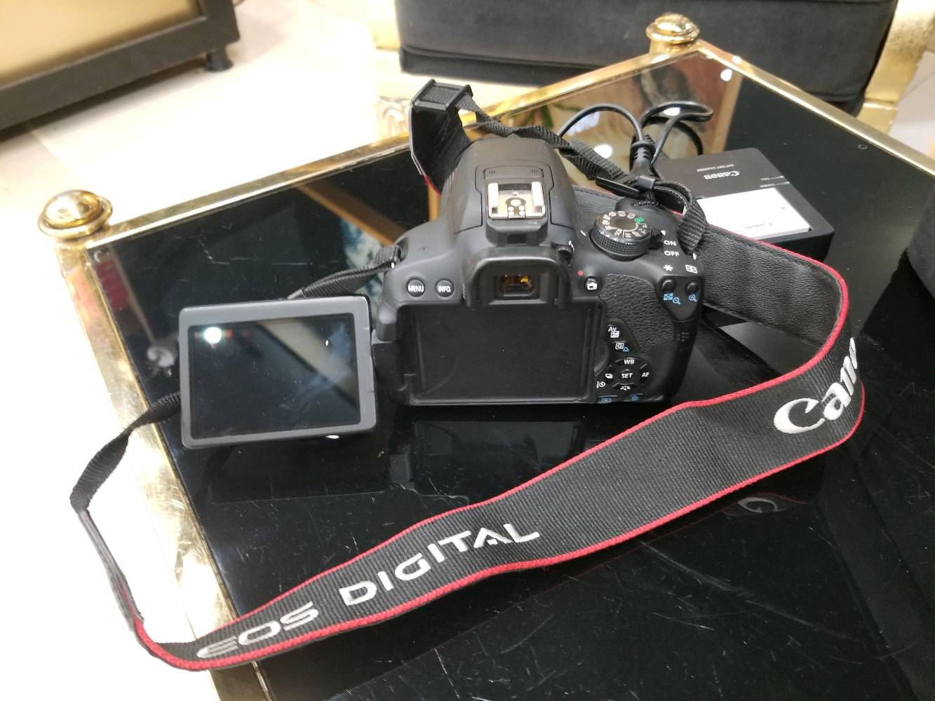 كاميرا Canon EOS 700D الأصلية.
تركيز تلقائي سريع وجودة صور ممتازة.
مناسبة للتصوير الفوتوغرافي، الفيديو، وصناعة المحتوى.
تشمل: العدسة الأصلية، البطارية، الشاحن الأصلي، الجنطة الأصلية، والحزام.
الحالة: نظيفة جدًا وتعمل بكفاءة 100%.