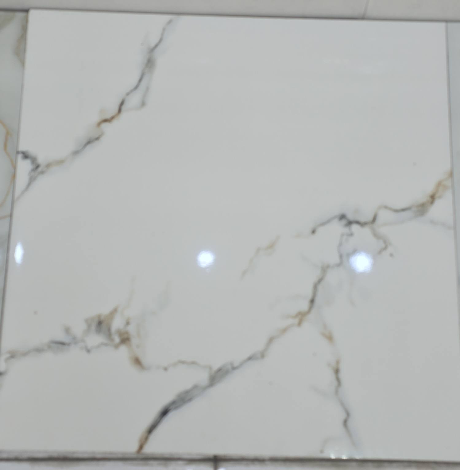 سيراميك ايراني درجة اولى (جملة _مفرد )
مطابخ حمامات سعر المتر  5000 دينار 
يوجد توصيل 
للاستفسار *********** يوجد واتساب
