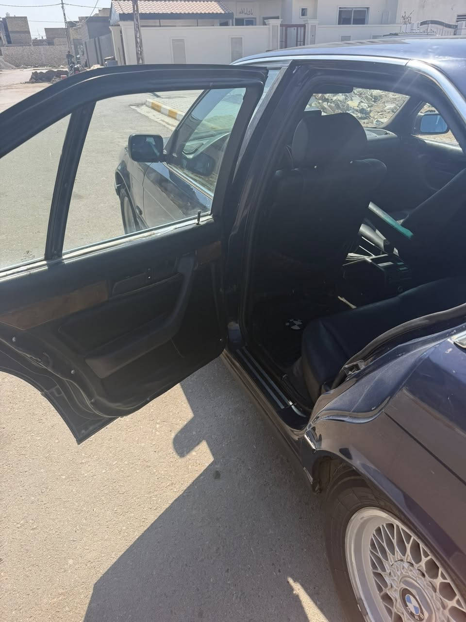 السلام عليكم للبيع BMW525اصل 
مسكر عدل اوتماتيك موديل 1991 مكانه الكوت قضاء الحي
السعر 45 قفل 
***********
