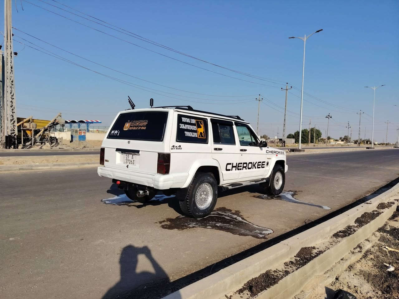 جيب شيروكي موديل 91 رقم كربلاء دولي مشروع وطني سنويه 2031 محرك وكير 3000 اكسن سيدان حداديه جديده تخم تاير كهربائيات كلها شغاله جاهزه  سياره مصبوغه جماليه احله من الصور للبيع السعر 35 وبيها مجال للطيبين رقم الهاتف *********** مكان السياره ناصريه قضاء الدوايه
