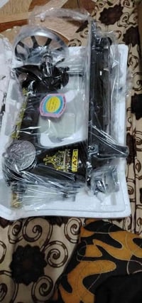 سلام سلام مكينة خياطة بالكارتون مامستخدمة للبيع خاص أو اتصال  07723602...