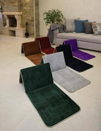 سجادة الصلاة مع مسند للضهر  متوفر توصيل لجميع انحاء المحافظات  للتواصل...