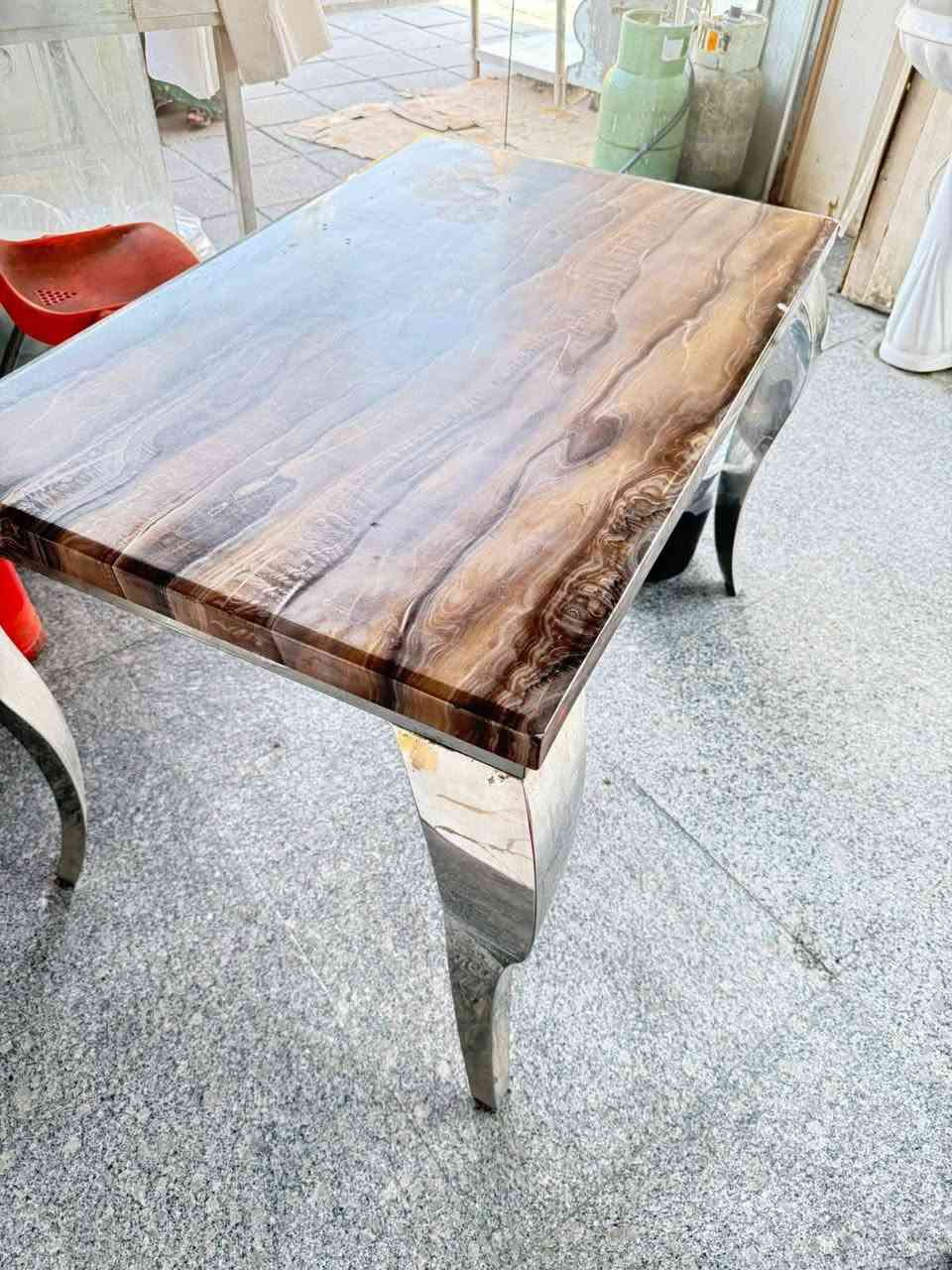 السلام عليكم 
حماية تركية
غاز وكهرباء
استعمال قليل
السعر ٥٥٠ 
ميوزة مرمر عدد ٣
سعر الميز الواحد ١٠٠ 
ميز ستيل متر ونص ب ١٢٥
عارضة عموديه ب ١٥٠
الكرادة شارع الصناعة قرب الجامعة التكنولوجية
***********
