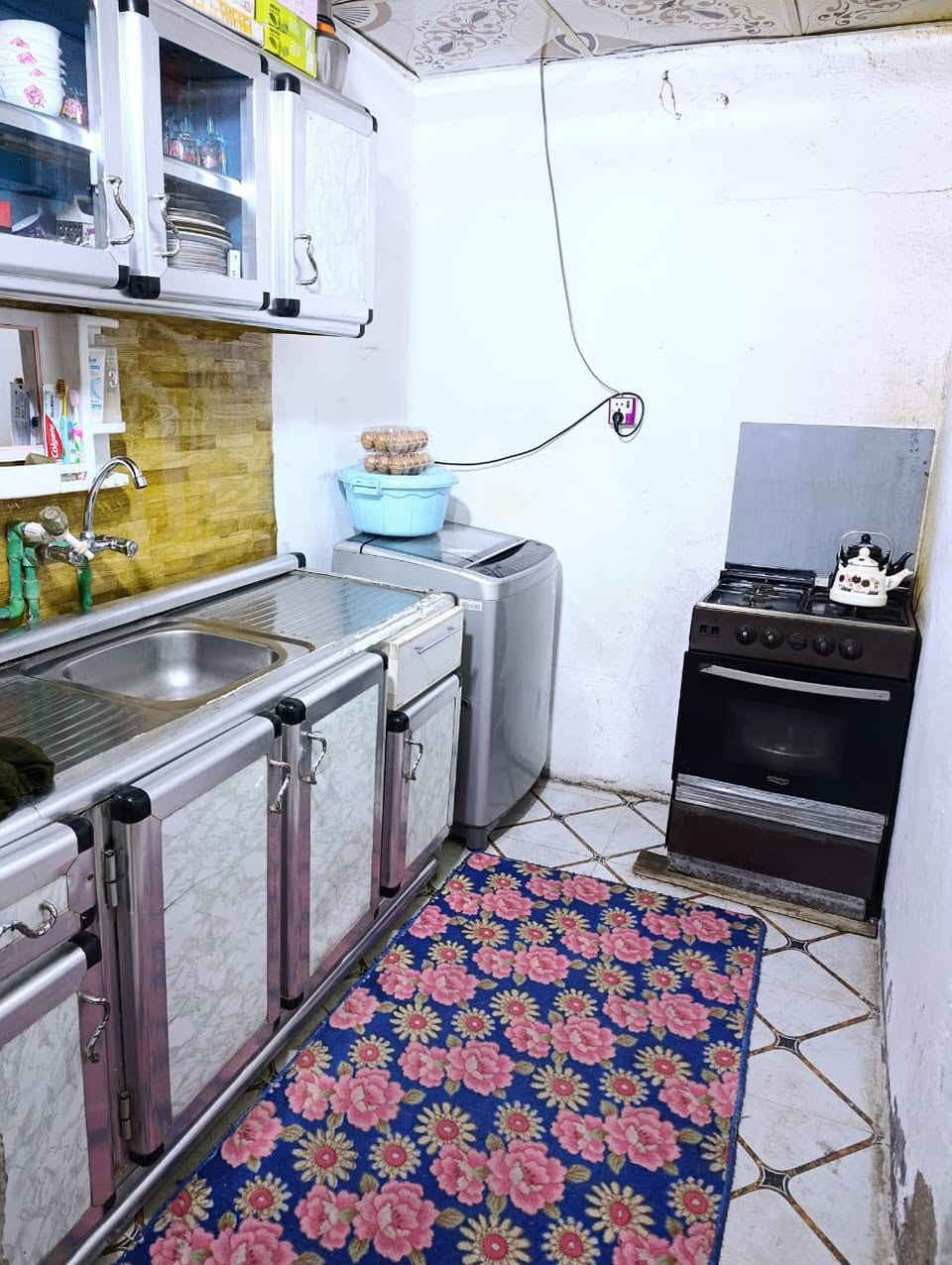 بيت مساحه 55 متر عنوان سايدين المطار شارع اسواق فدك ثاني فرع عن الشارع قريب جدا من الشرع العام يحتوي على غرفه وصاله وتخاريج اساس تجعيب طابوك وبناء بلوك درجه اولى والسقف سندويج درجه اولى ارضيه سيراميك وسقوف ثانويه ماء قوي جدا بدون ماطور والكهرباء جيده جدا 
السعر المطلوب 16 مليون وبي مجال قليل 
رقم ***********
