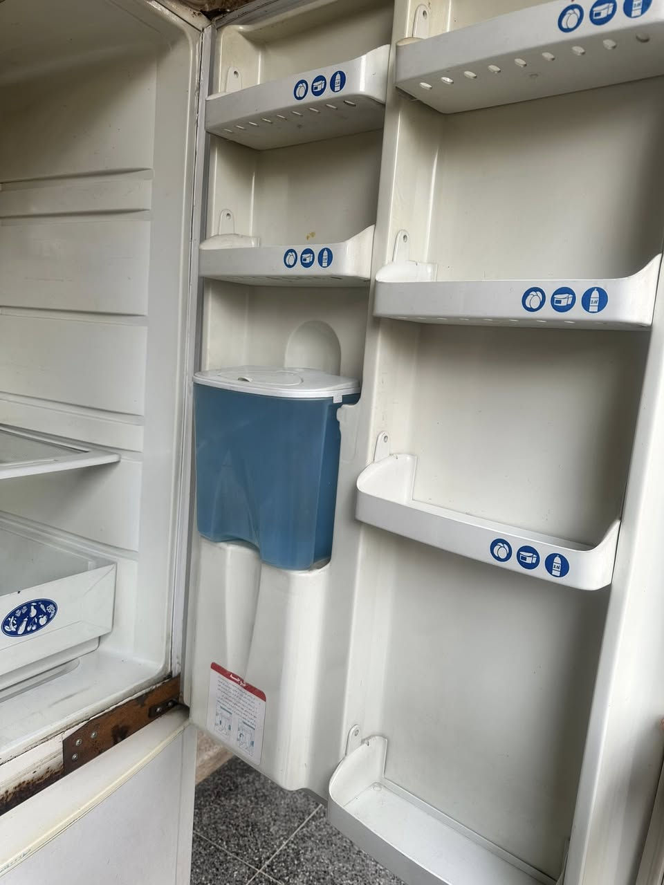 هي ثلاجة ومجمده للبيع ماعرف كم قدم بس طويله جدا  ب١٠٠ وبيها مجال


**إذا كنت صاحب هذا الإعلان وتريد حذفه لأي سبب، رجاءا أرسل رسالة إلى الدعم الفني**