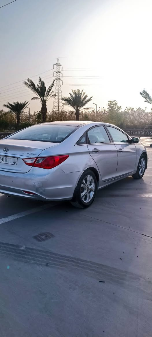 سلام عليكم.    للبيع غرفة.     بدون مراوس.
سوناتا 2011  فول مواصفات اربيل دولي.       تحويل مباشر  كير مكينه حداديه تبريد كفاله.  بيها قطعتين صبغ ارث شخوط  دحجه مو ضربه   والباقي كفاله.  بنيراما السياره  5ويل كب. شاشة كامر  السعر 97 وبيها مجال حك الجيه مكان السياره نجف للستفسار رقم الهاتف ***********
