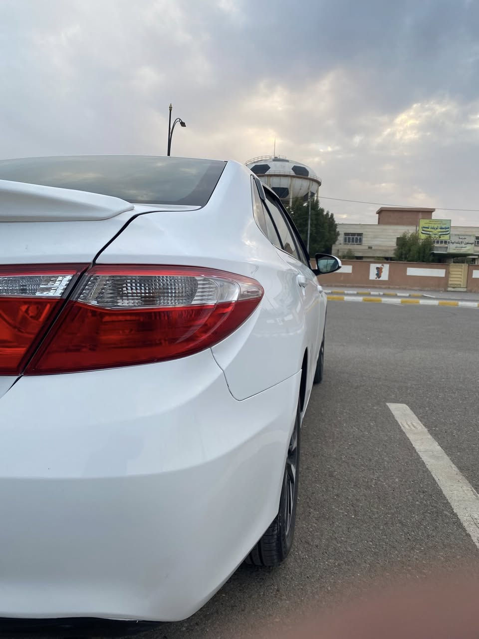 السلام عليكم
للبيع تويوتا كامري 2016 
رقم اربيل شرط التحويل باسم المشتري 
الفئة: LE 
الون ابيض محرك 2500 تنفس طبيعي 
مكفوله من الصبغ كفاله عامه تخم تاير جديد صدر خلفي امامي جديد 
داخل السياره جداً نضيف تجي وتشوف بعينك 
فقط بيها بارد السياره جاهزه من كل النواحي خارج السياره مرايه ما شاء الله نضرتها كلش حلوه 
رقم جديد 
سنويه جديده 
هزه وفحص جديد 
سعر السياره جداً مناسب مقارنه بالكامري المكفول 
السعر 160  وبيها مجال للشراي 
مكان السياره الانبار - الرمادي 
***********
