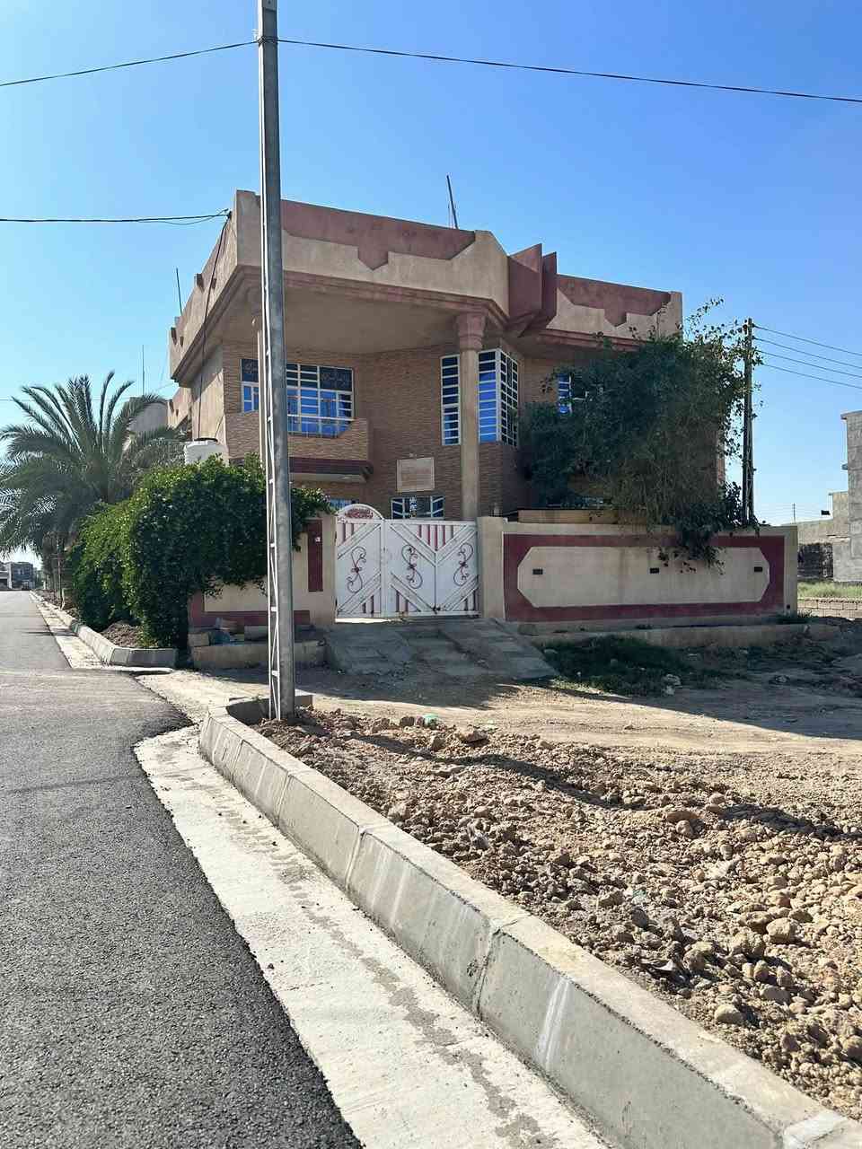 السلام عليكم
دار للبيع طابقين بناء طابوق 🏠 
في باب الدرب منطقة الـ14 
المساحة 250م طابو صرف
 ركن على شارع 30 وعلى الفرع
موقع جداً ممتاز
 كل الخدمات واصله للباب من الماء والكهرباء والصب والتبليط والارصفه 

خريطة ممتازة ✅+ حديقه وكراج سيارة + ممر حول الدار 

للاستفسار / ***********
