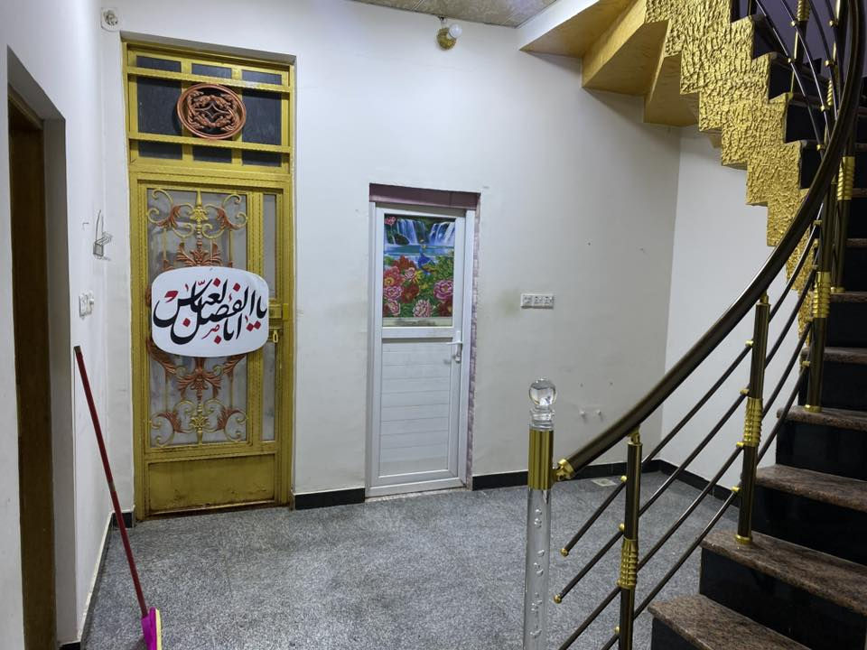 السلام عليكم بيت للإيجار العنوان دور الصحه خلف الريان سنتر كاع ابوعبيد يحتوي على غرفة نوم وصالة واستقبال ومطبخ وصحيات وكراج سياره للاستفسار ***********

