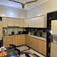 كاونترخشب hbfمن الداخل والخارج معه ثلاجه هيتاشي وطباخ ومرشحه المرمر كا...